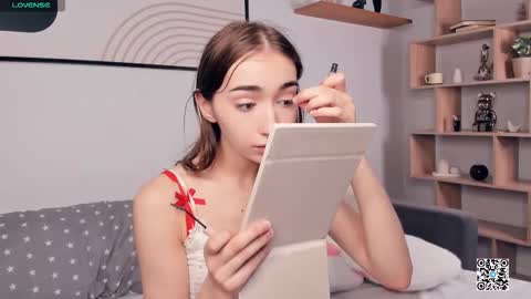 Snapshot of polly_bee chatting on 09.20.25 Polly online show from 09.20.25