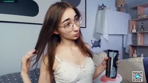 Snapshot of polly_bee chatting on 10.26.25 Polly online show from 10.26.25