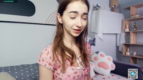 Snapshot of polly_bee chatting on 10.27.25 Polly online show from 10.27.25