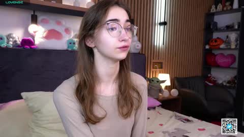 Snapshot of polly_bee chatting on 11.18.25 Polly online show from 11.18.25