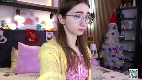 Snapshot of polly_bee chatting on 11.23.25 Polly online show from 11.23.25