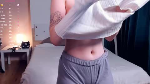 Snapshot of polly_dollie_ chatting on 10.08.25 Renet online show from 10.08.25