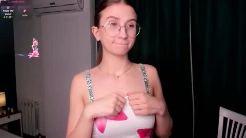 Snapshot of portia_bubbles chatting on 11.19.25 Elizabeth online show from 11.19.25