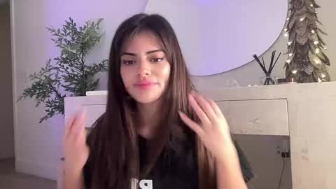 Snapshot of poutyselena chatting on 12.01.25 Selena online show from 12.01.25