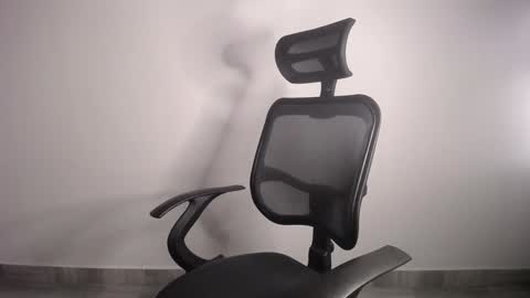 Snapshot of present_the_magic chatting on 01.19.25 Plux online show from 01.19.25