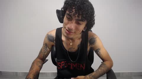 Snapshot of present_the_magic chatting on 01.25.25 Plux online show from 01.25.25