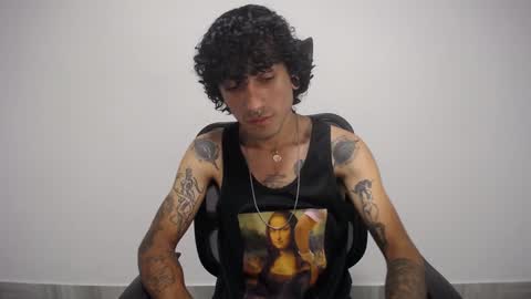 Snapshot of present_the_magic chatting on 02.06.25 Plux online show from 02.06.25