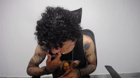 Snapshot of present_the_magic chatting on 02.10.25 Plux online show from 02.10.25