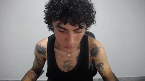 Snapshot of present_the_magic chatting on 02.11.25 Plux online show from 02.11.25