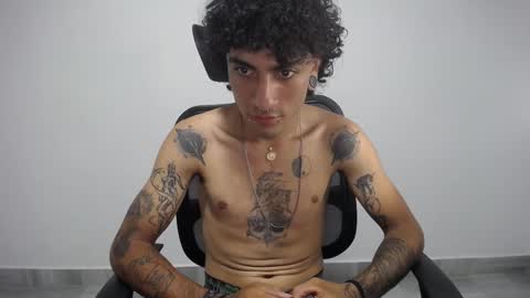 Snapshot of present_the_magic chatting on 02.12.25 Plux online show from 02.12.25