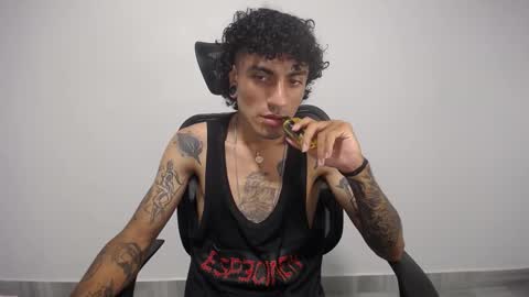 Snapshot of present_the_magic chatting on 02.12.25 Plux online show from 02.12.25