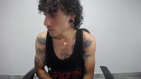 Snapshot of present_the_magic chatting on 02.14.25 Plux online show from 02.14.25