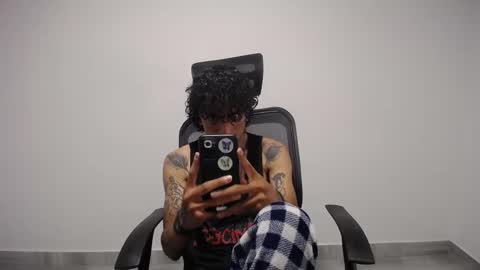 Snapshot of present_the_magic chatting on 02.21.25 Plux online show from 02.21.25