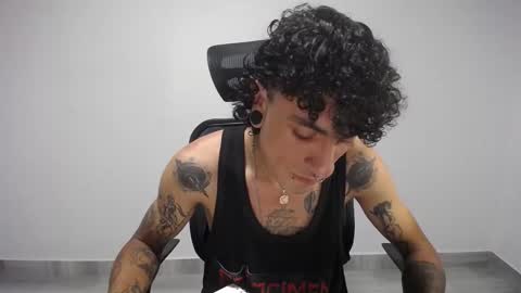 Snapshot of present_the_magic chatting on 02.26.25 Plux online show from 02.26.25