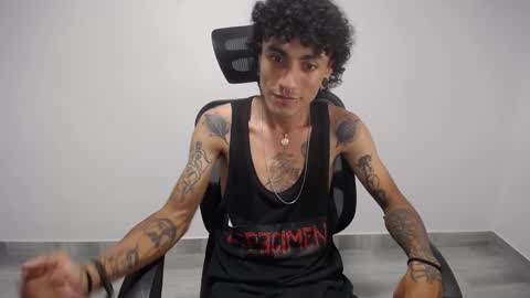 Snapshot of present_the_magic chatting on 02.26.25 Plux online show from 02.26.25