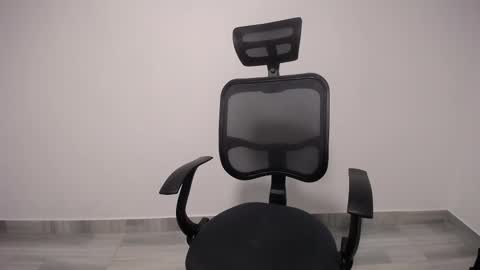 Snapshot of present_the_magic chatting on 02.27.25 Plux online show from 02.27.25