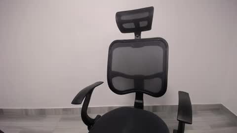 Snapshot of present_the_magic chatting on 03.04.25 Plux online show from 03.04.25