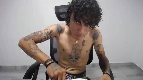 Snapshot of present_the_magic chatting on 03.05.25 Plux online show from 03.05.25