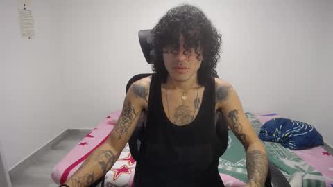 Snapshot of present_the_magic chatting on 09.17.25 Plux online show from 09.17.25