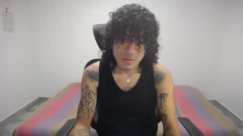 Snapshot of present_the_magic chatting on 09.18.25 Plux online show from 09.18.25