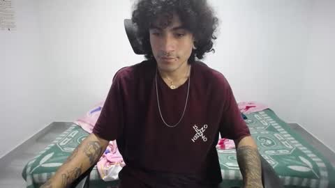 Snapshot of present_the_magic chatting on 10.08.25 Plux online show from 10.08.25