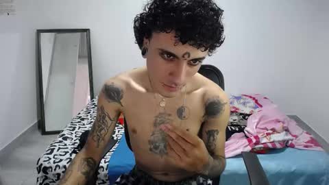 Snapshot of present_the_magic chatting on 11.05.25 Plux online show from 11.05.25