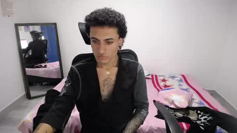 Snapshot of present_the_magic chatting on 11.10.25 Plux online show from 11.10.25