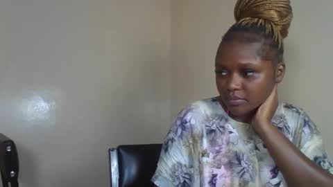 Snapshot of prettie_dee chatting on 11.28.25 Bad gurl Riri online show from 11.28.25