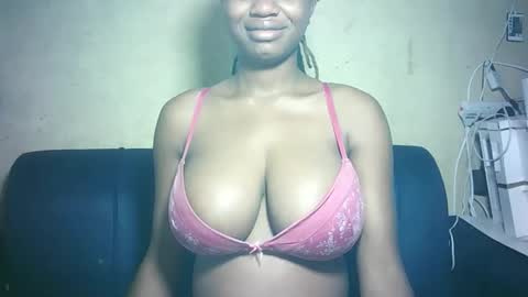 pretty_milan online show from 12.19.25