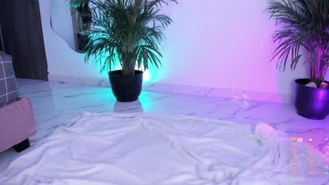 Snapshot of pretty_pettite chatting on 12.14.24 pretty_pettite online show from 12.14.24