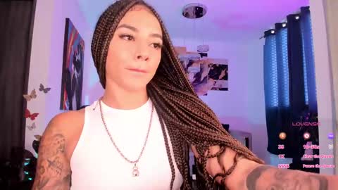 Snapshot of pretty_pettite chatting on 02.10.25 pretty_pettite online show from 02.10.25