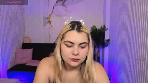 Snapshot of pretty_tay chatting on 04.15.26 pretty_tay online show from 04.15.26