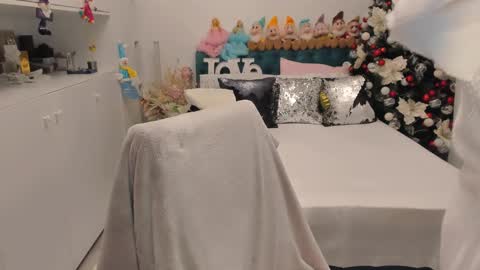 Snapshot of prettyblackeyes chatting on 12.17.24 wilma online show from 12.17.24