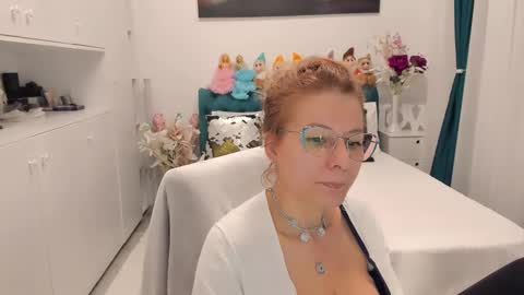 Snapshot of prettyblackeyes chatting on 01.08.25 wilma online show from 01.08.25