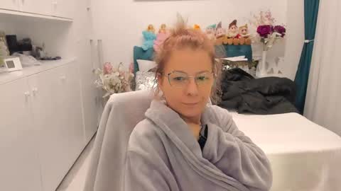 Snapshot of prettyblackeyes chatting on 02.21.25 wilma online show from 02.21.25