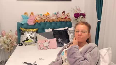 Snapshot of prettyblackeyes chatting on 02.27.25 wilma online show from 02.27.25