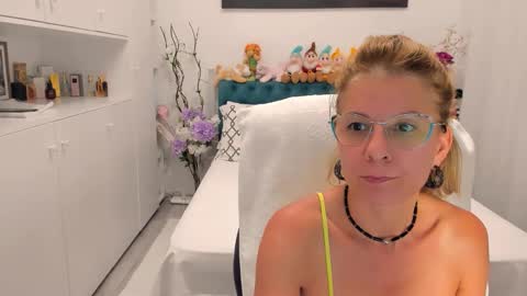 Snapshot of prettyblackeyes chatting on 09.14.25 wilma online show from 09.14.25