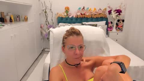 Snapshot of prettyblackeyes chatting on 09.15.25 wilma online show from 09.15.25