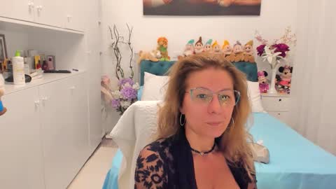 Snapshot of prettyblackeyes chatting on 09.23.25 wilma online show from 09.23.25