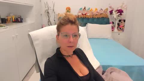 Snapshot of prettyblackeyes chatting on 09.24.25 wilma online show from 09.24.25