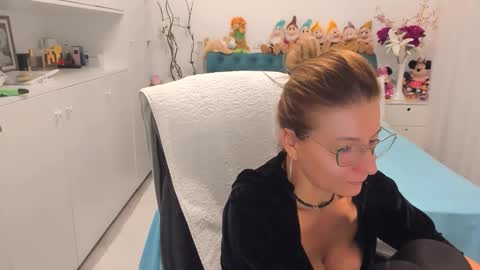 Snapshot of prettyblackeyes chatting on 09.27.25 wilma online show from 09.27.25