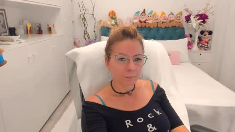 Snapshot of prettyblackeyes chatting on 09.30.25 wilma online show from 09.30.25