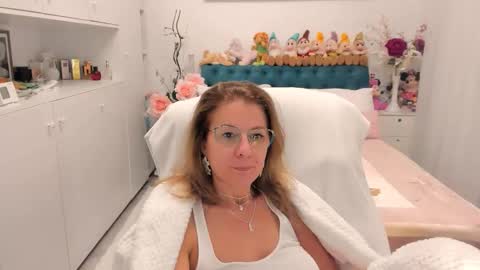 Snapshot of prettyblackeyes chatting on 10.22.25 wilma online show from 10.22.25