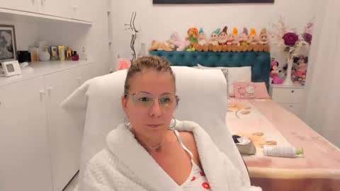 Snapshot of prettyblackeyes chatting on 10.31.25 wilma online show from 10.31.25