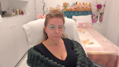 Snapshot of prettyblackeyes chatting on 11.04.25 wilma online show from 11.04.25