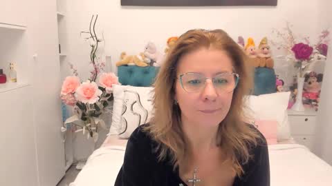 Snapshot of prettyblackeyes chatting on 11.11.25 wilma online show from 11.11.25