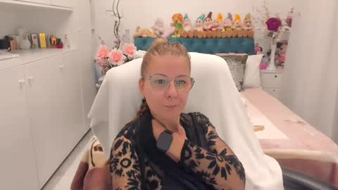 Snapshot of prettyblackeyes chatting on 11.14.25 wilma online show from 11.14.25