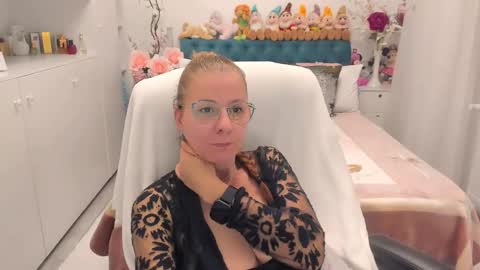 Snapshot of prettyblackeyes chatting on 11.15.25 wilma online show from 11.15.25