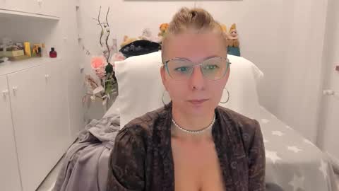 Snapshot of prettyblackeyes chatting on 11.22.25 wilma online show from 11.22.25