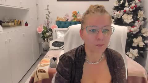 Snapshot of prettyblackeyes chatting on 11.24.25 wilma online show from 11.24.25